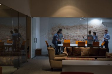 Modern ofis binasındaki bir toplantıda iş ekibi