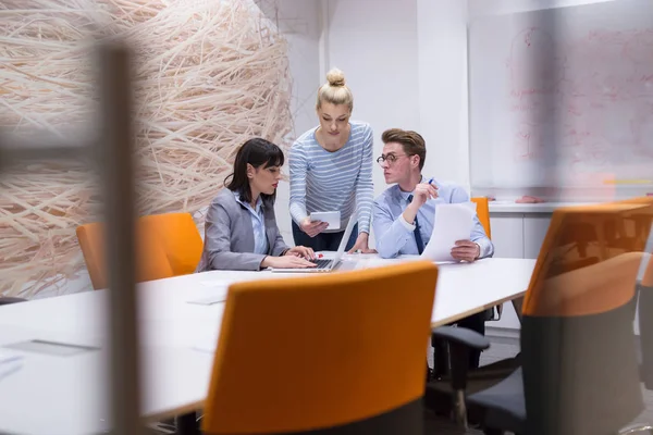 Geschäftsteam bei einem Meeting in einem modernen Bürogebäude — Stockfoto