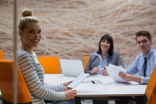 Business Team op een bijeenkomst in modern kantoorgebouw — Stockfoto