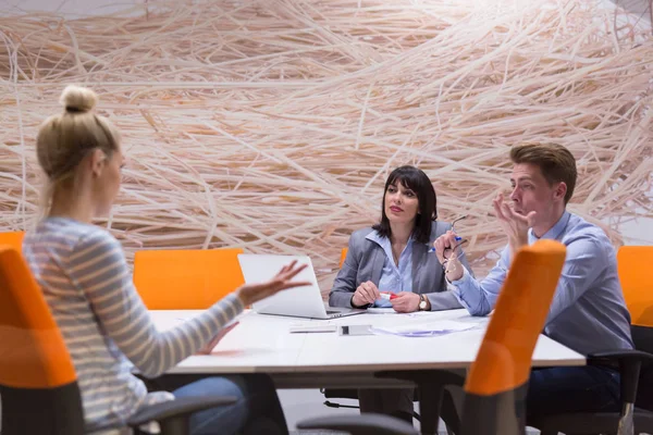 Equipe de negócios em uma reunião no prédio de escritórios moderno — Fotografia de Stock