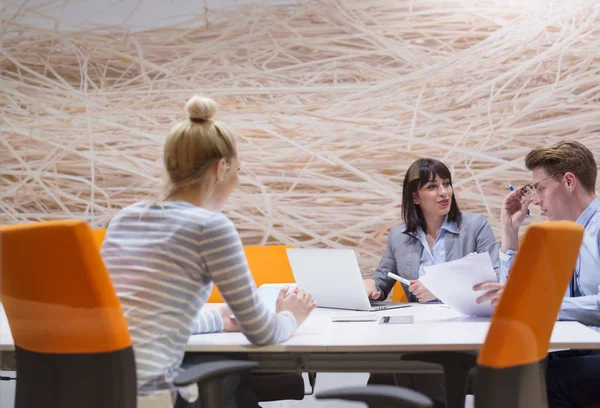 Equipo de negocios en una reunión en un moderno edificio de oficinas — Foto de Stock