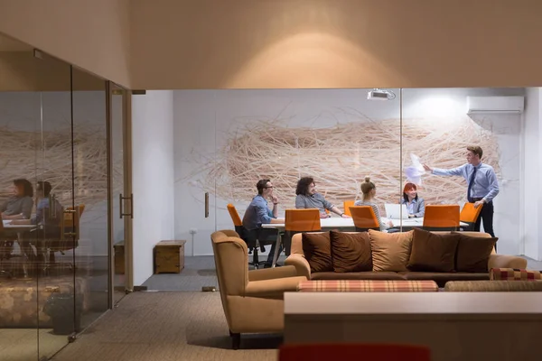 Equipe de negócios em uma reunião no prédio de escritórios moderno — Fotografia de Stock