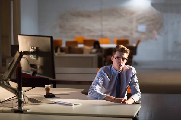 Hombre trabajando en la computadora en la oficina oscura — Foto de Stock