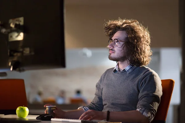 Hombre de negocios cansado trabajando hasta tarde — Foto de Stock