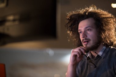 karanlık ofisinde bilgisayarda çalışan adam