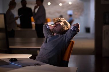 işadamı masada rahatlatıcı