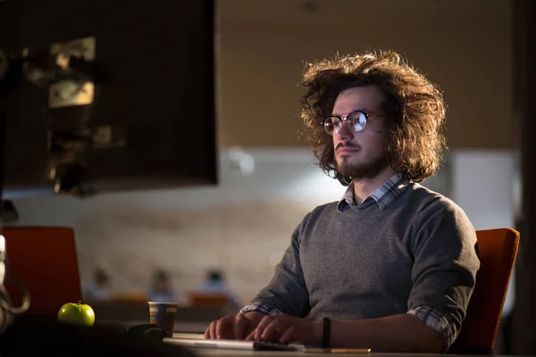 Hombre trabajando en la computadora en la oficina oscura — Foto de Stock