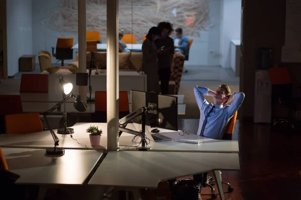 Homme d'affaires relaxant au bureau — Photo