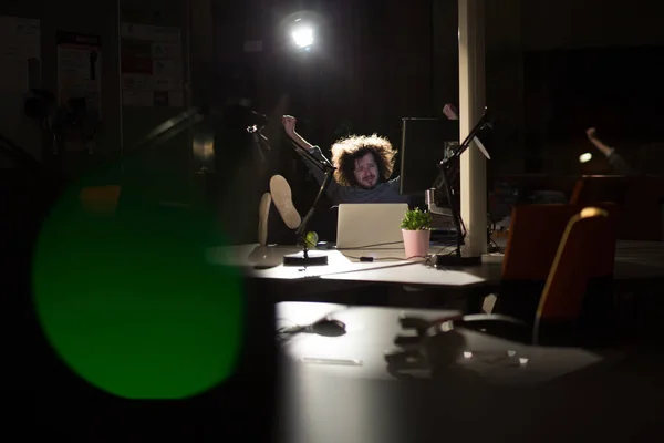 Zakenman zittend met benen op Bureau op kantoor — Stockfoto