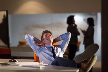 ayaklı ofis masasında oturan işadamı