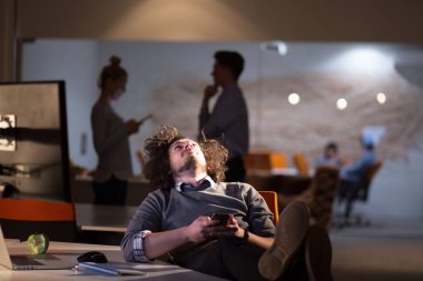 ayaklı ofis masasında oturan işadamı