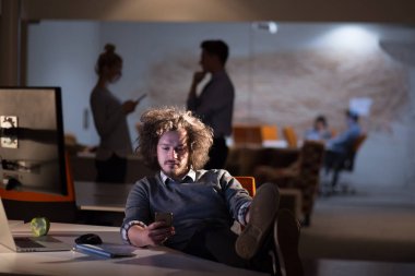 ayaklı ofis masasında oturan işadamı