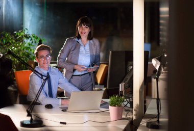 Gece ofisindeki genç tasarımcılar.