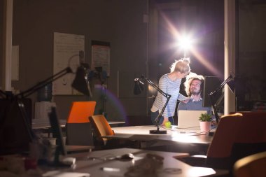 Gece ofisindeki genç tasarımcılar.