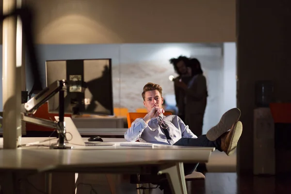 Business man sitting with legs on desk at office — стоковое фото