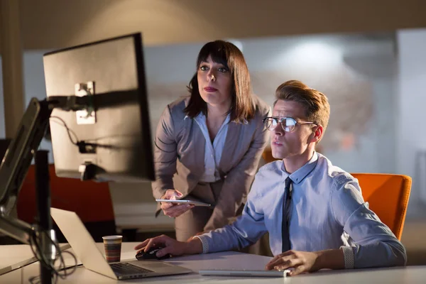 Gece ofisindeki genç tasarımcılar.