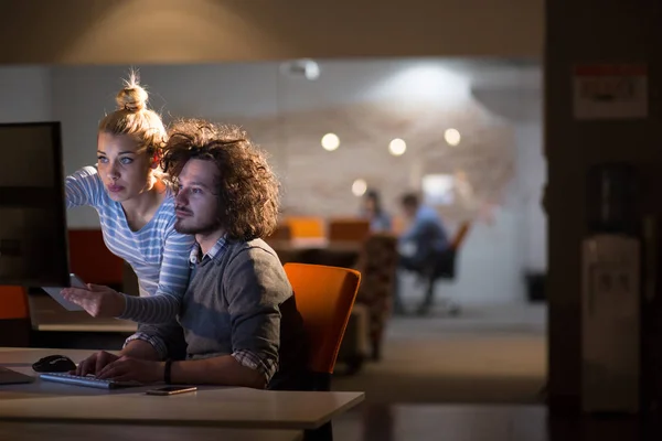 Jeunes designers dans le bureau de nuit — Photo