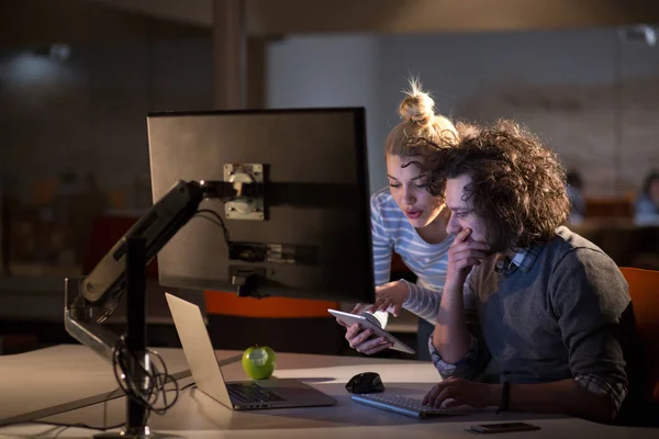 Jeunes designers dans le bureau de nuit — Photo