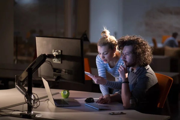 Jeunes designers dans le bureau de nuit — Photo