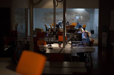 Gece ofisindeki genç tasarımcılar.