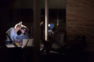 Gece ofisindeki genç tasarımcılar.