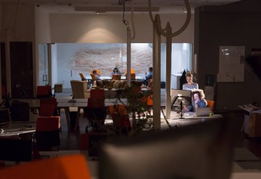 Gece ofisindeki genç tasarımcılar.