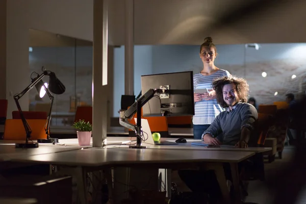 Jeunes designers dans le bureau de nuit — Photo