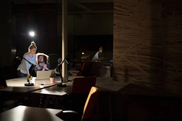 Jeunes designers dans le bureau de nuit — Photo