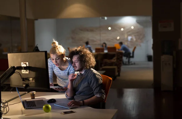 Jeunes designers dans le bureau de nuit — Photo