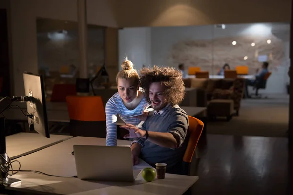 Jeunes designers dans le bureau de nuit — Photo