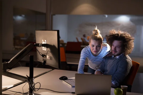 Jeunes designers dans le bureau de nuit — Photo