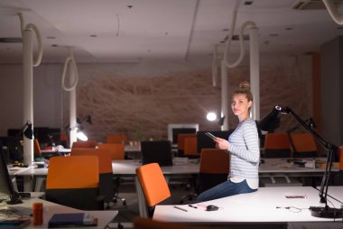 Dijital tablet gece ofiste çalışan kadın