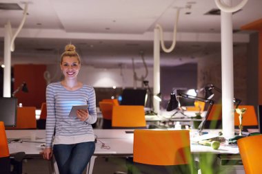 Dijital tablet gece ofiste çalışan kadın