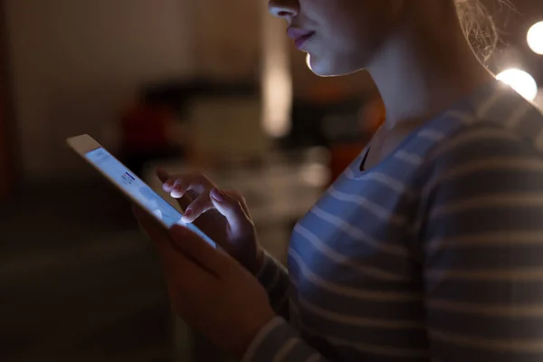 Mujer trabajando en tableta digital en la oficina nocturna — Foto de Stock