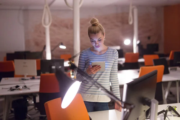 Mulher trabalhando em tablet digital no escritório noturno — Fotografia de Stock