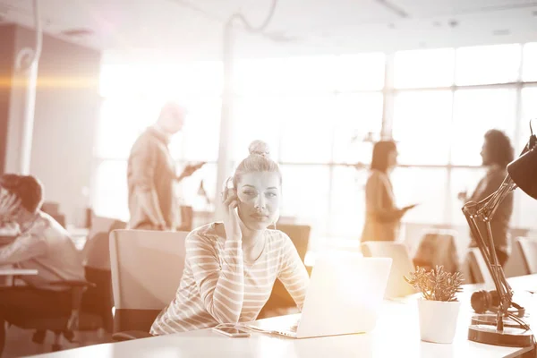 Young Business Woman Programer Grote Bright Office Het Werk Met — Stockfoto