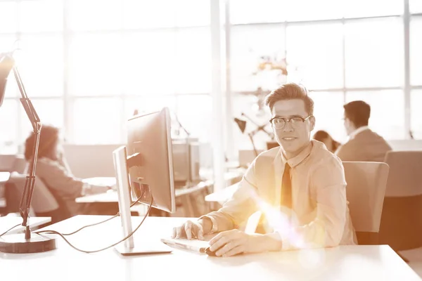 Programador Joven Del Hombre Negocios Oficina Brillante Grande Trabajo Usando —  Fotos de Stock