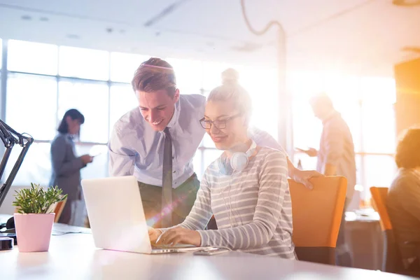 Unga Affärsman Hjälpa Sin Kollega Att Åtgärda Problemet Arbetet — Stockfoto