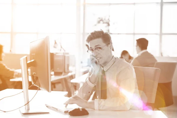 コンピュータを使用して仕事で大規模な明るいオフィスで若いビジネスマンのプログラマー — ストック写真