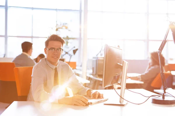 Programador Joven Del Hombre Negocios Oficina Brillante Grande Trabajo Usando —  Fotos de Stock