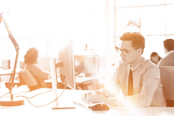 Jungunternehmer Programmierer Großen Hellen Büro Bei Der Arbeit Mit Dem — Stockfoto