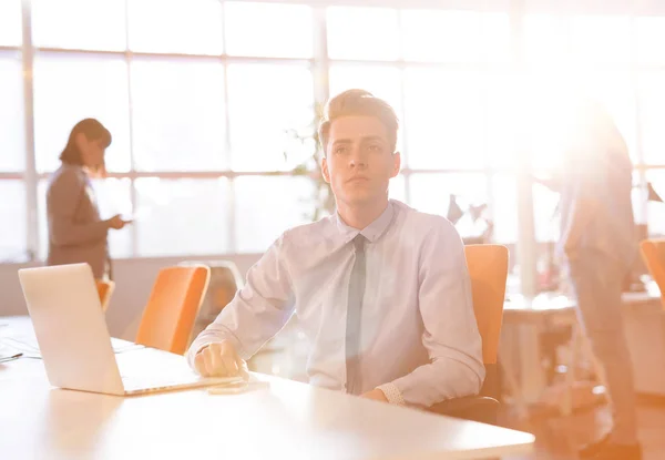 Giovane Programmatore Uomo Affari Grande Ufficio Luminoso Lavoro Utilizzando Computer — Foto Stock