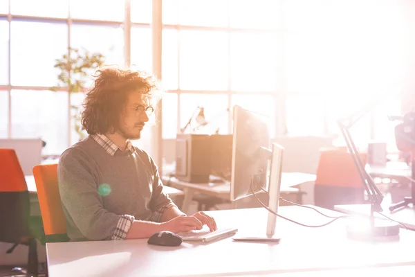 Giovane Programmatore Uomo Affari Grande Ufficio Luminoso Lavoro Utilizzando Computer — Foto Stock