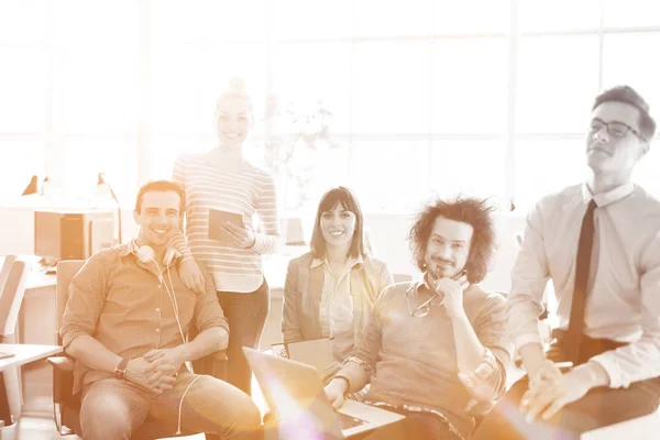 Gruppe Erfolgreicher Geschäftsgruppentreffen Bei Der Arbeit Mit Sonnenstrahl — Stockfoto