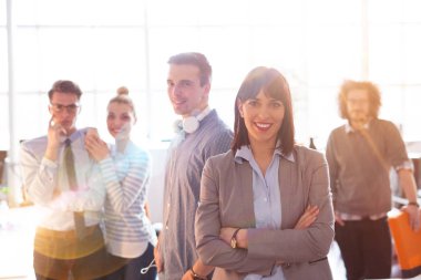 Güneş parlaması ile iş yerinde başarılı iş grubu toplantısı grubu