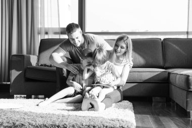 mutlu genç çift çocuklar ile vakit