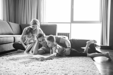 Genç çift çocuklar ile vakit