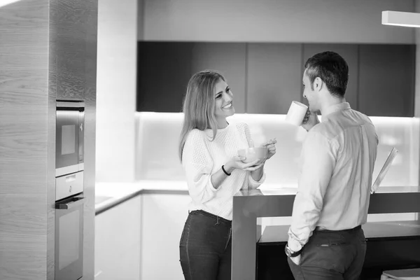 Una pareja joven se está preparando para un trabajo y usando una computadora portátil —  Fotos de Stock