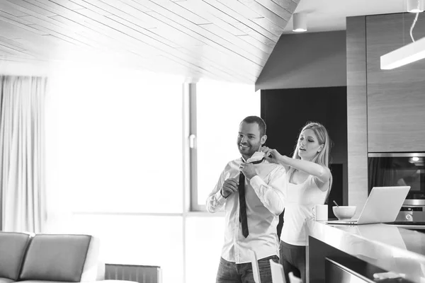 Um jovem casal está se preparando para um emprego e usando um laptop — Fotografia de Stock