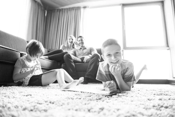 Jong koppel tijd doorbrengen met kinderen — Stockfoto